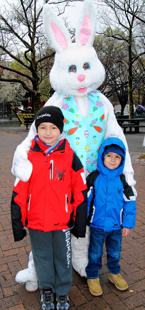 Kids charge Dyker Park in search of eggs