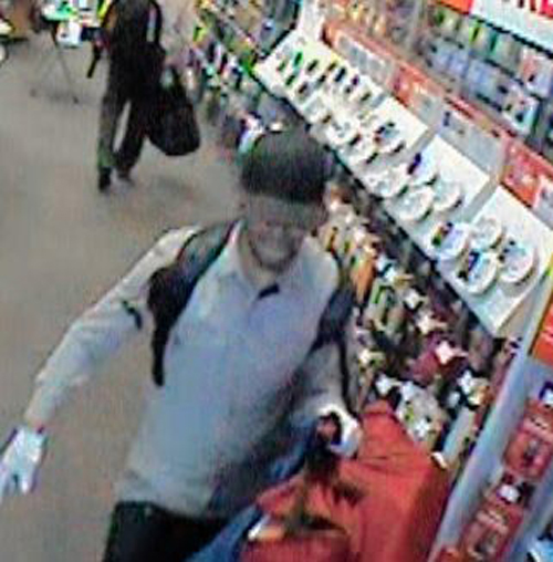 Cops search for trio behind Radio Shack heists