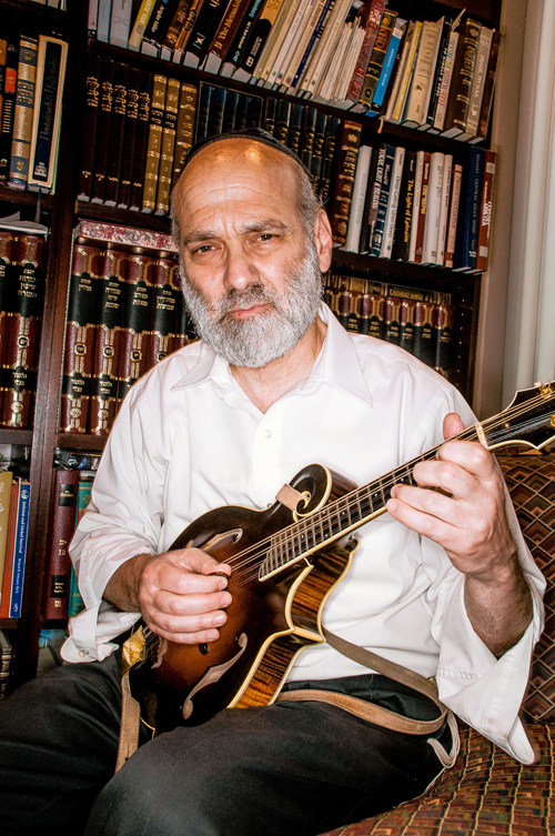 Folk music master keeps Midwood close to his heart