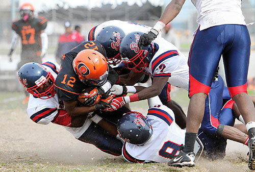 Dutchmen defense crashes down on Orange Wave 34–14
