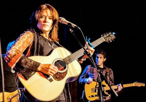Cash rules! Country star helps raise $14K for storm-battered Red Hook