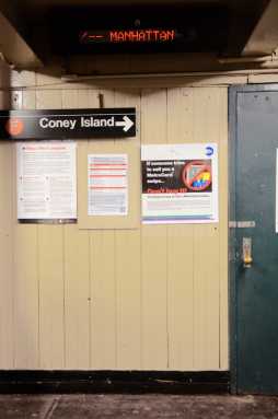 Sign of genius: Avenue U subway display lets commuters stay warm