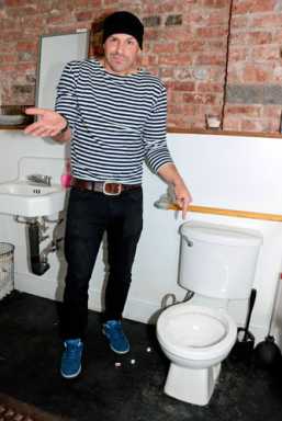 Toilet seat lifted: Thief does something nasty in W’burg bar bathroom