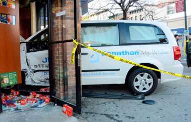 Minivan plows into Park Slope deli