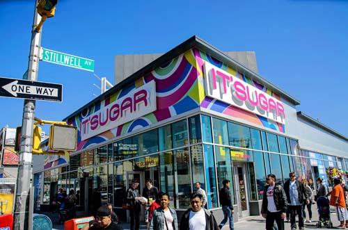 Coney candy confrontation: Big sweets chain opens near candy-apple Mecca