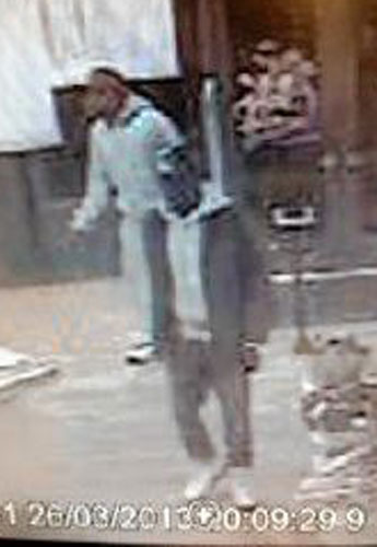 Police hunt for thieves who looted 20 pants from Urban Outfitters