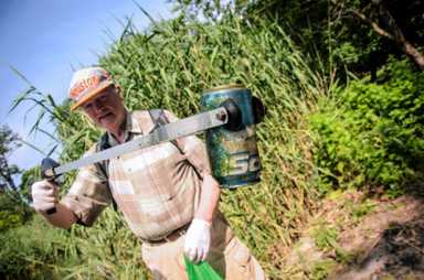 Wildlife advocates clean up harmful debris around Prospect Park’s lakeside