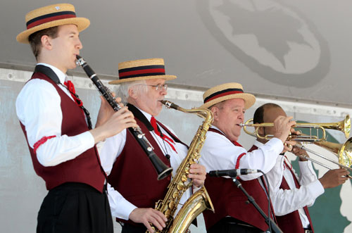 Seniors swing to Dixieland jazz