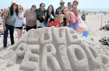 Sand fight! Sculptors compete in beach grit-molding battle