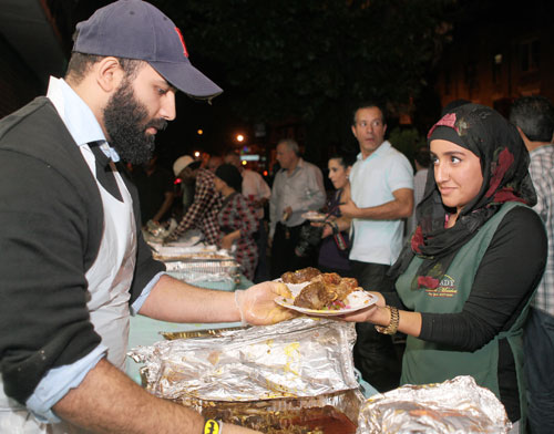 Ramadan Kareem! Fifth Avenue store serves up free dinner