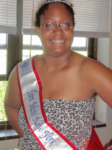 Standing O hands out a tiara to pageant winner