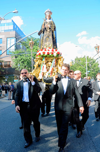 Carroll Gardens Catholics honor ‘Our Lady of Sorrows’ through annual holy march