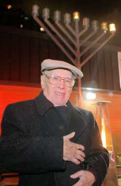 Light in the darkness! Holocaust survivor helps Coney celebrate Hanukkah