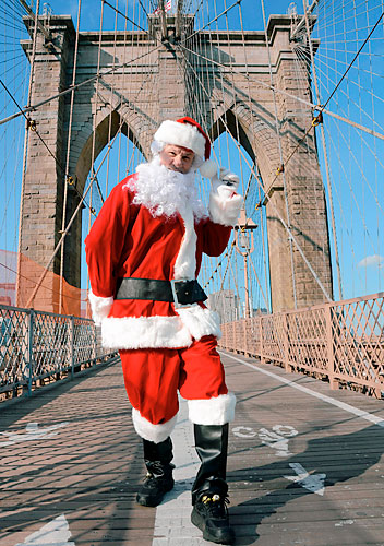 Claus country runner! Cobble Hill ‘Santa’ jogs Brooklyn Bridge every Christmas