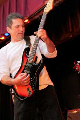 Rock on! Concert pays tribute to Ridge arts visionary