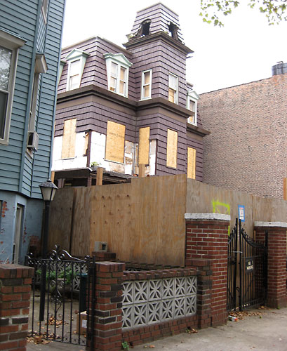 Eternal sunshine for former crackhouse! The Brooklyn Paper gets action