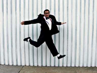 One-man show blends slapstick with social media