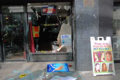 Window pain! Cop and teen crash through window of Downtown restaurant amid scuffle