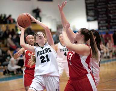 Hot-shooting Hiltunen sends Kearney to second-straight diocesan title