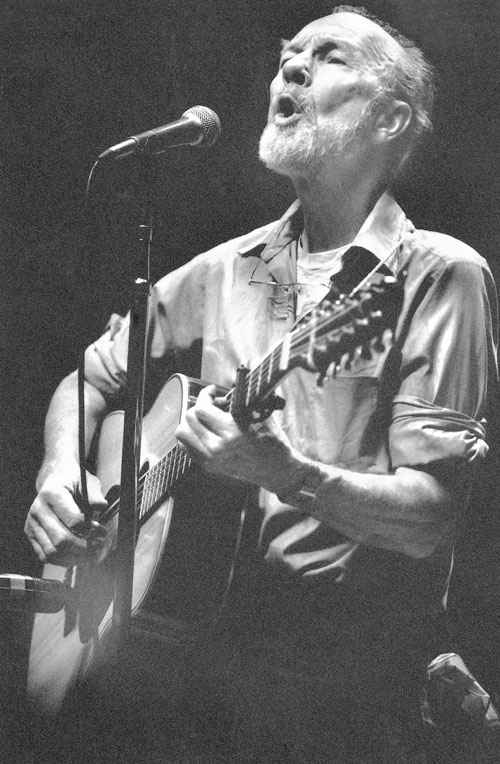 Goodnight, Pete: Folk Fest hosts sing-along tribute to Pete Seeger