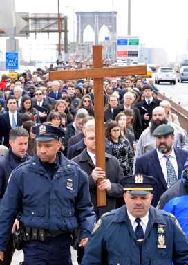 Cross makes its Way over the Brooklyn Bridge