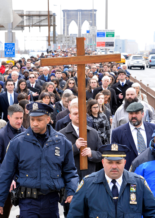 Cross makes its Way over the Brooklyn Bridge