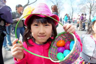 A cracking good time! Golden egg hunt brings out thousands