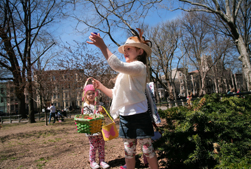 Scor’Easter! Greenpoint egg hunt yields sweet returns for tots