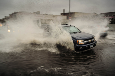 Flooding in Gowanus: Drivers traverse mega-puddle