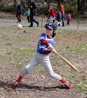 Little-ville sluggers! Mayor DeBlasio cheers Little League opening day in Slope
