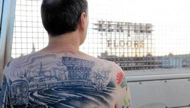 Rear-view tattoo! World’s biggest Kentile fan wears Gowanus skyline on his back