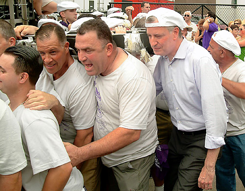 Heft before Hizzoner! DeBlasio helps hoist giglio feast statue