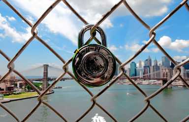 Love-lock fad leapfrogs to Manhattan, W’burg bridges