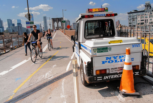 Cops: Russian strolled to top of B’klyn Bridge for cellphone pics