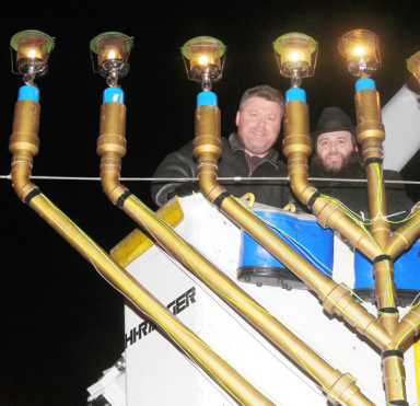 Massive menorah in Manhattan Beach