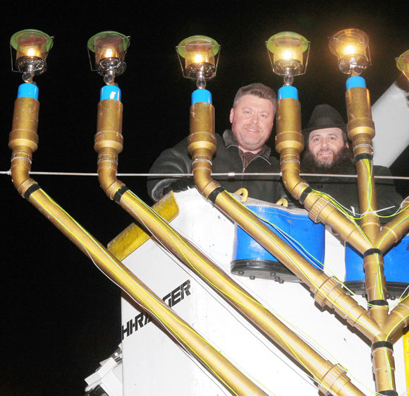Massive menorah in Manhattan Beach