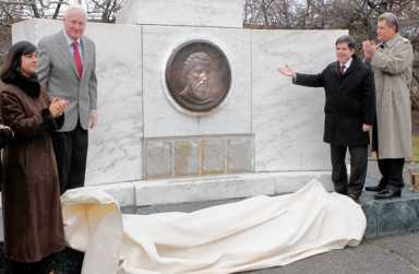 Happy belated! Pols celebrate Verrazano birthday at monument unveiling