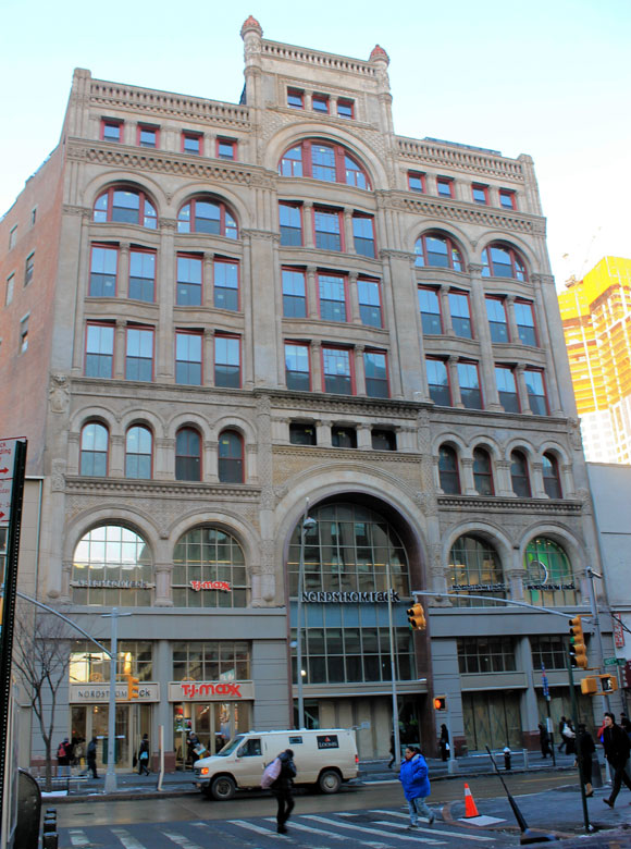 Khaki to the future Old Navy seals Fulton deal • Brooklyn Paper