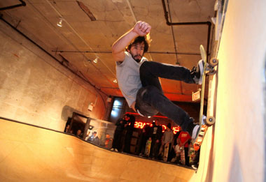 Coping with the winter: W’burg bar gets skateboarding bowl
