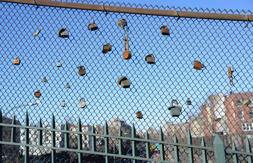 Brooklyn-Queens caress-way: Locks on freeway pedestrian bridge mark lovebirds’ bonds