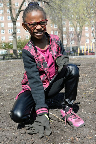 Young Red Hook residents help clean up the neighborhood