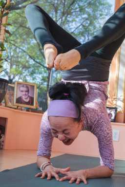 Stretch comedy: Park Slope studio offers ‘laughter yoga’ class