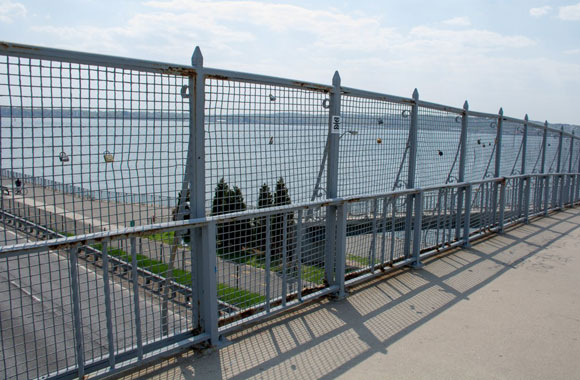 ‘Love locks’ trend spreads to Bay Ridge