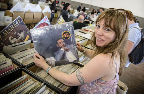 Vinyl destination! WFMU record fair draws thousands to Greenpoint