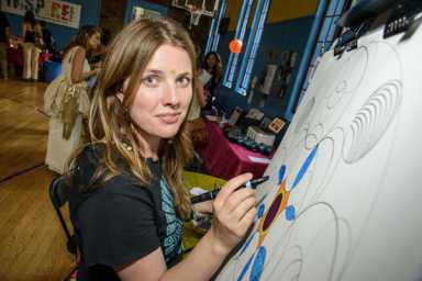 Class act! Donors go back to school for kids’ arts fund-raiser