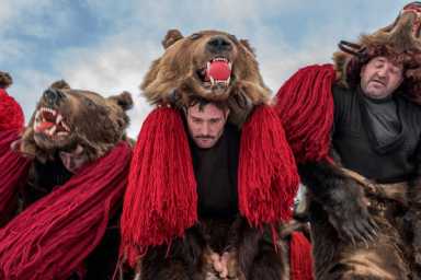 Bearly there: Photographer documents a dying tradition