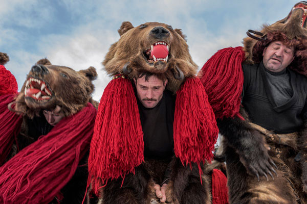 Bearly there: Photographer documents a dying tradition