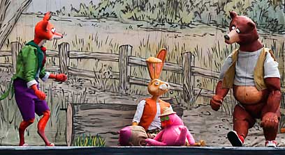 New York dolls: Kids enjoy puppets in the park