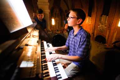 Piping hot! Teen ivory-ticklers tour Brooklyn’s top organs