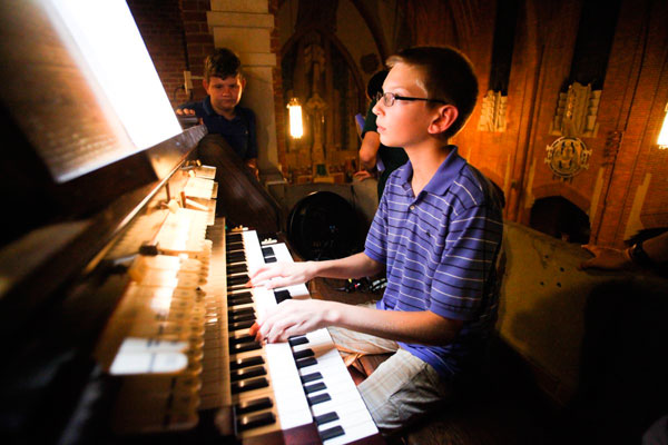 Piping hot! Teen ivory-ticklers tour Brooklyn’s top organs